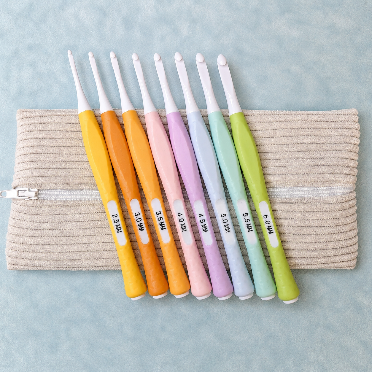 Set de 8 crochets ergonomiques pastel avec étui zippé