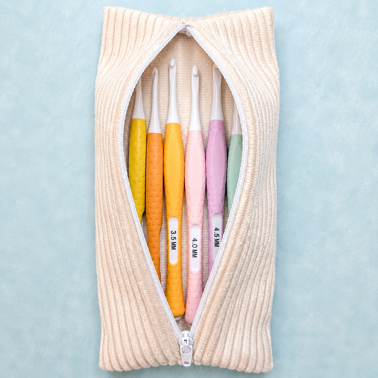 Set de 8 crochets ergonomiques pastel avec étui zippé